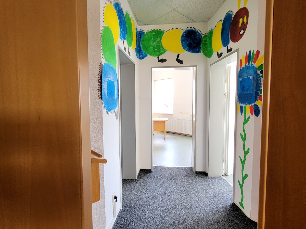 Zugang vom Empfangsbereich zu den Behandlungsräumen