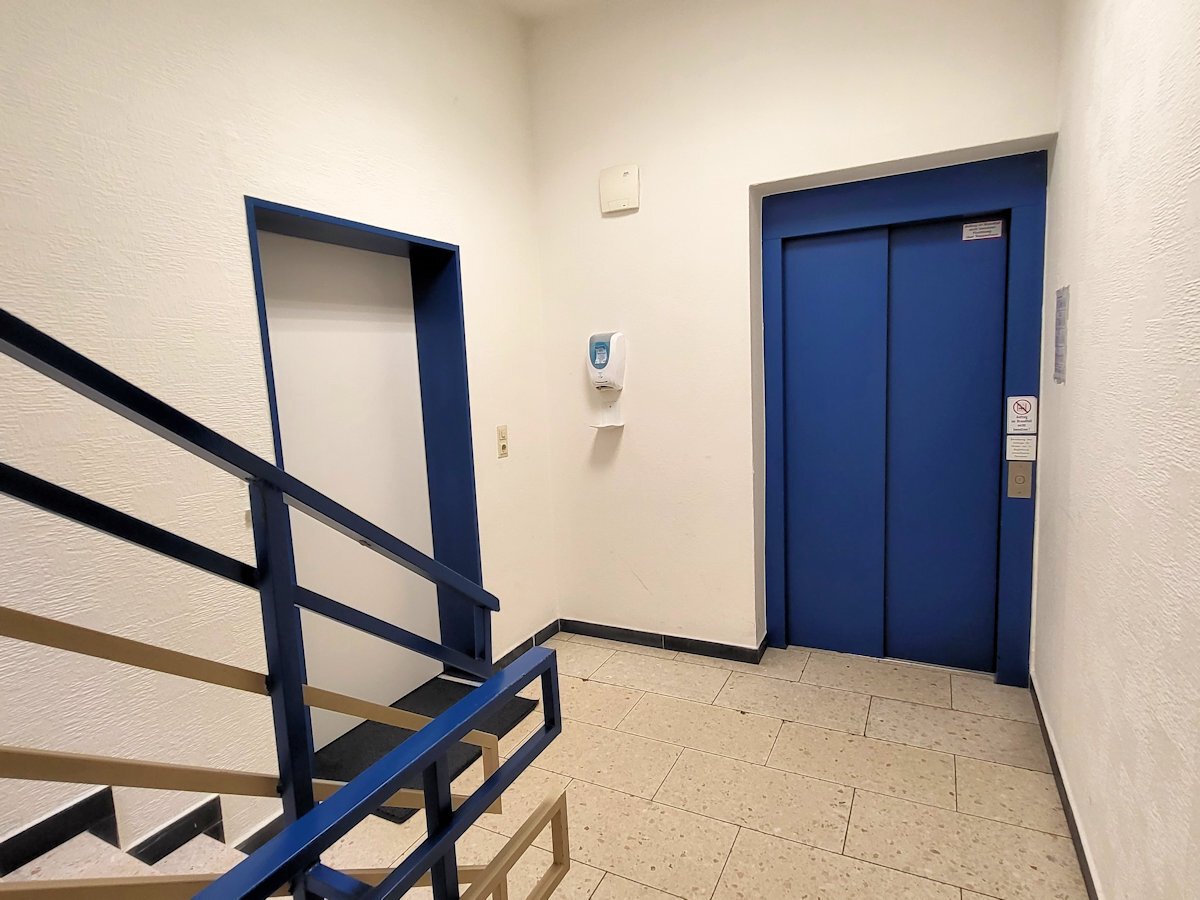Treppenhaus im 1 OG mit Fahrstuhl