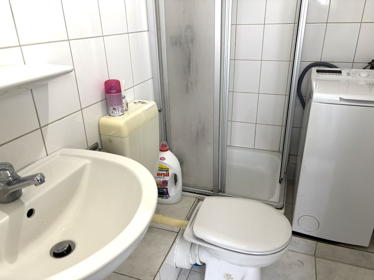 Bad mit Dusche und WC in der Wohnung