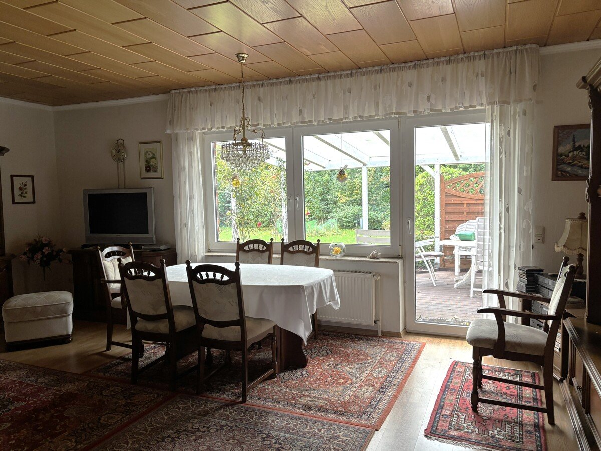 Wohnzimmer mit Blick in den Garten