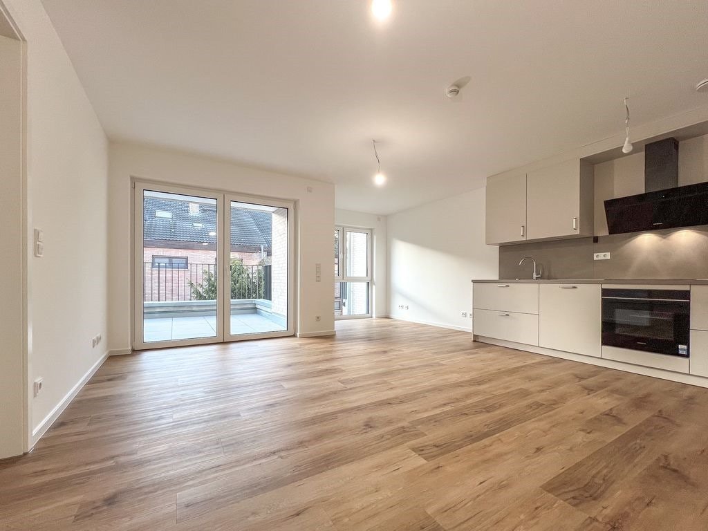 Wohnzimmer mit offener Küche