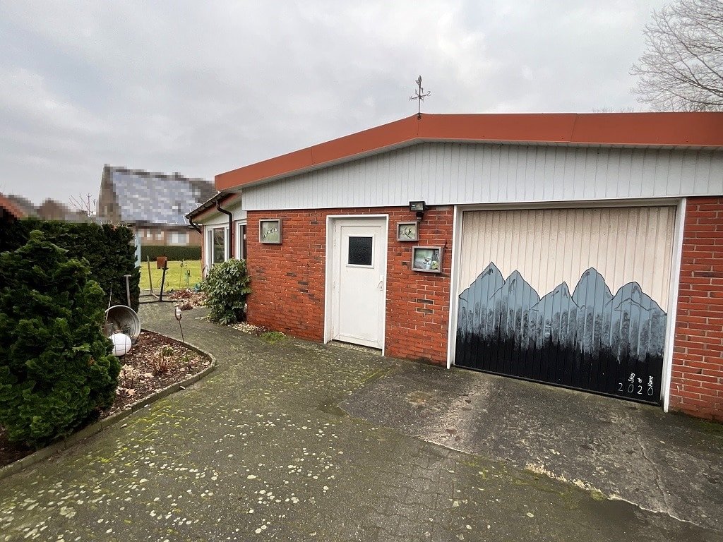 Garagengebäude mit Nebenräumen