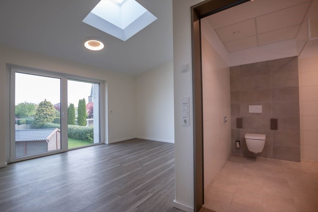 Zimmer mit Blick ins Bad