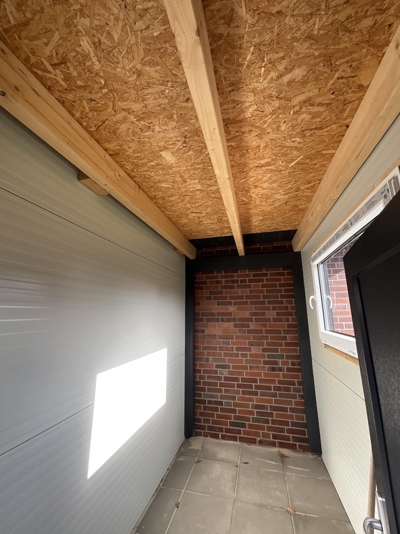 Geräteraum hinter dem Carport