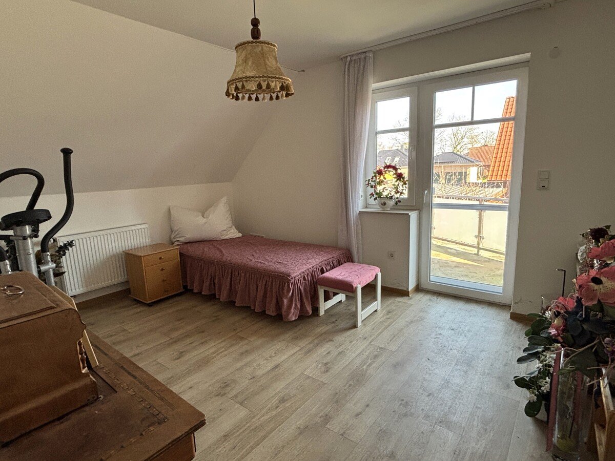 Zimmer mit Zugang zur Dachterrasse und möglichen Küchenanschlüssen