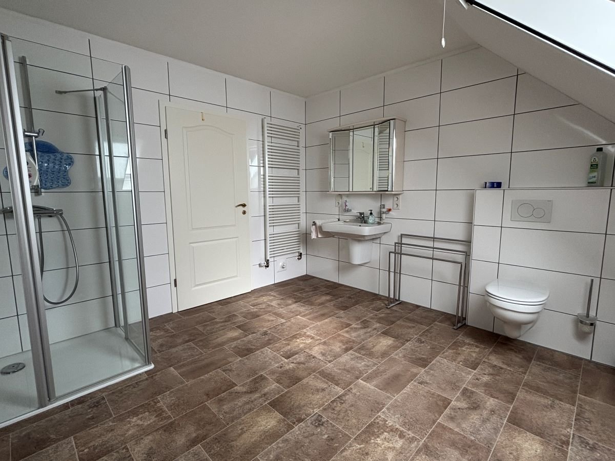 Waschmaschinenanschlüsse und bodengleiche Dusche