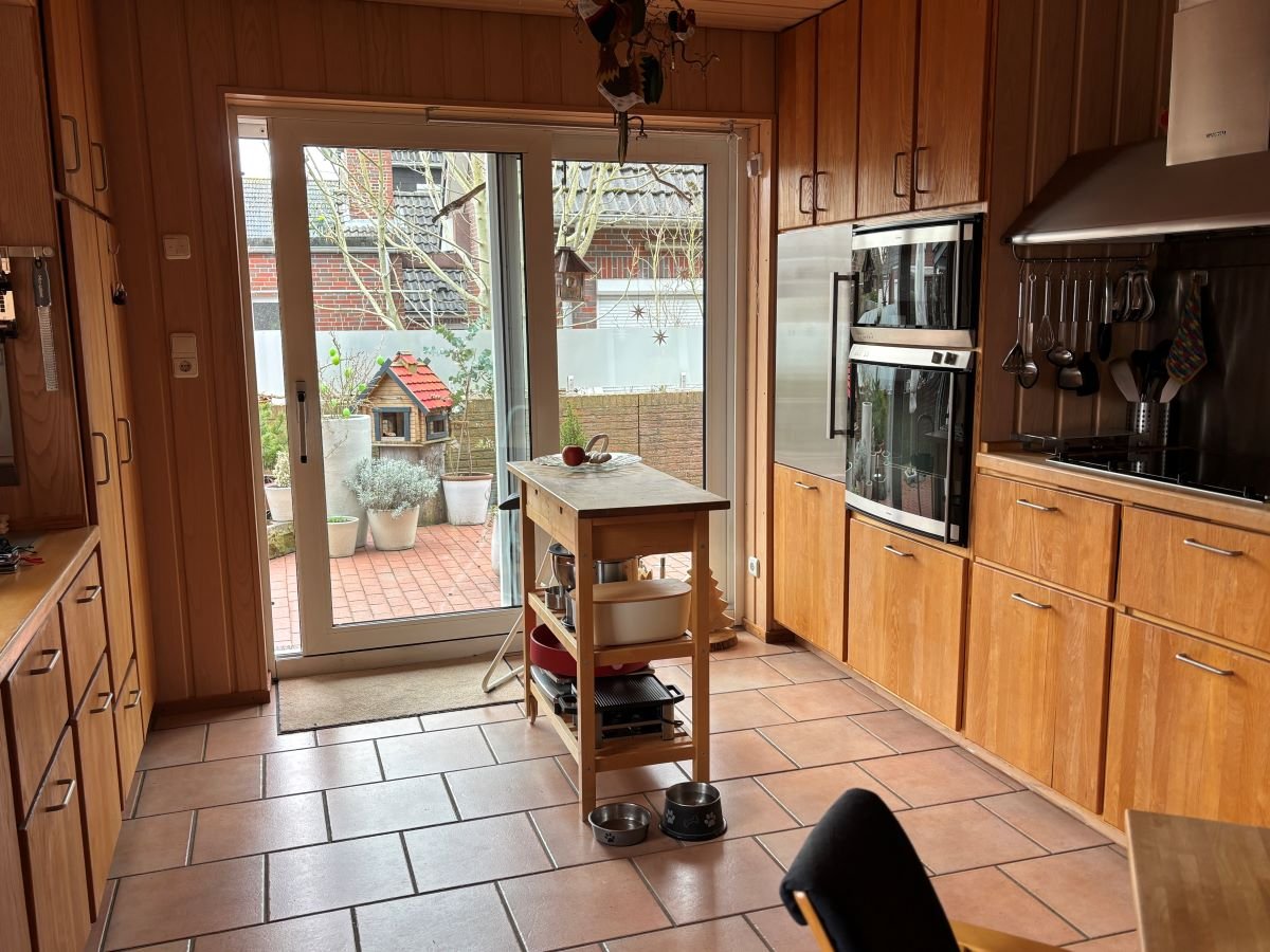 Küche mit Zugang zur Terrasse 