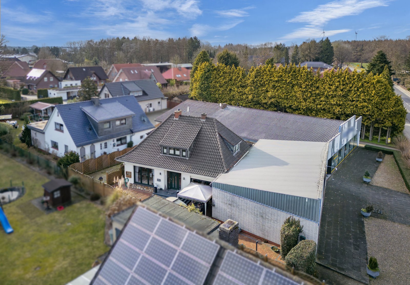 Wohnhaus, Geschäfts- und Bürofläche