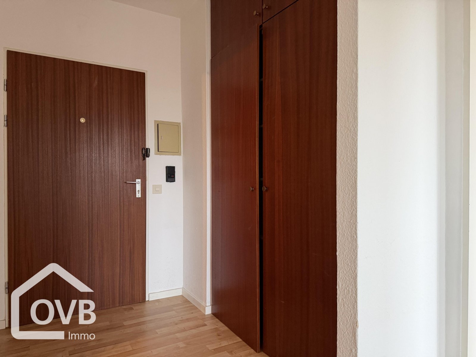 Flur / Eingangsbereich mit Wandschrank (aktueller Zustand)