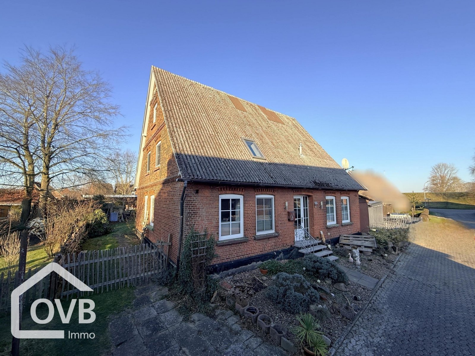 Vorder- und Seitenansicht