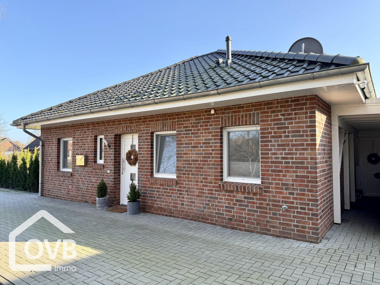 Eingangsbereich / Seitenansicht