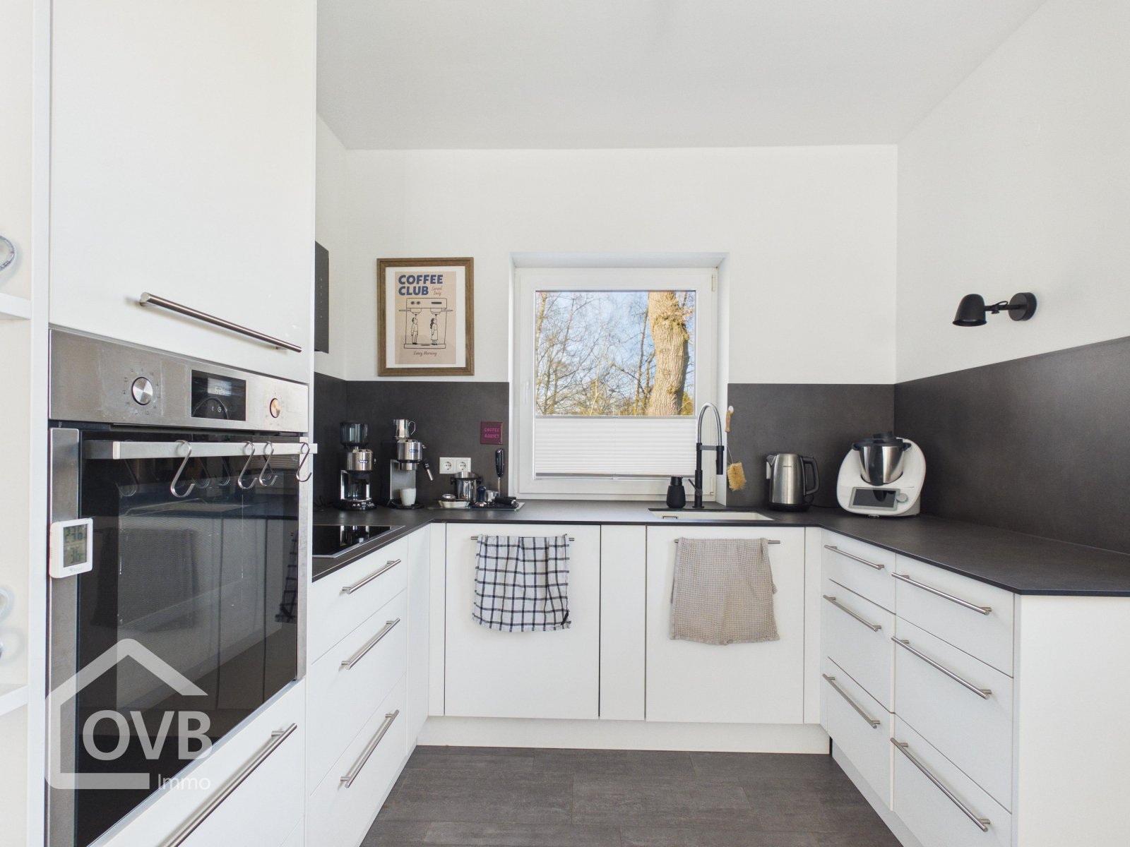 Küche mit moderner Einbauküche