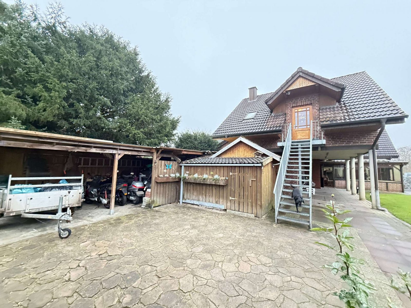 Außentreppe zur Oberwohnung