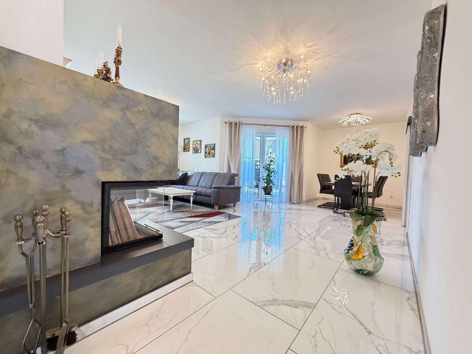 Wohnzimmer mit Kamin