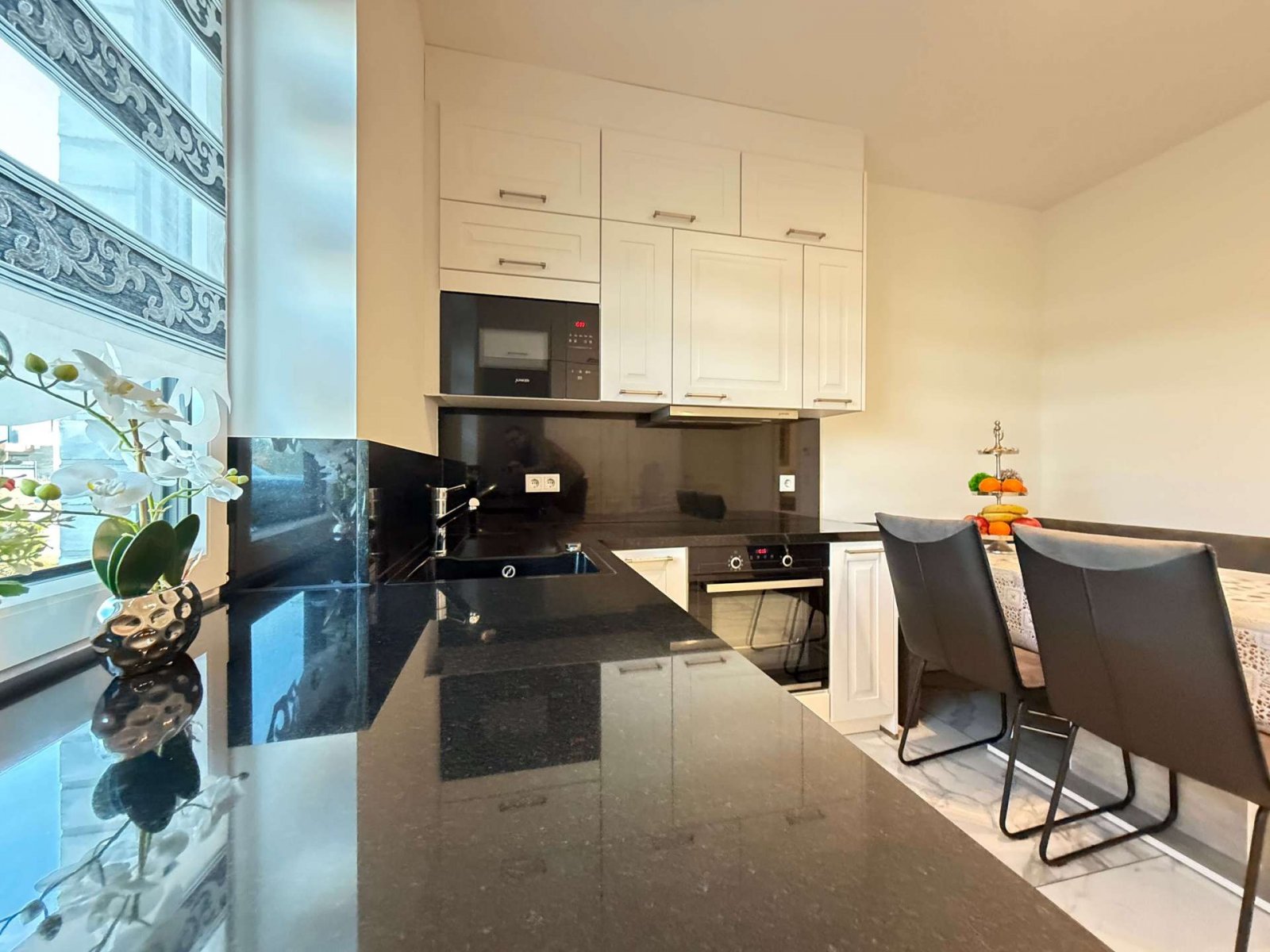 Küche mit Granitplatte