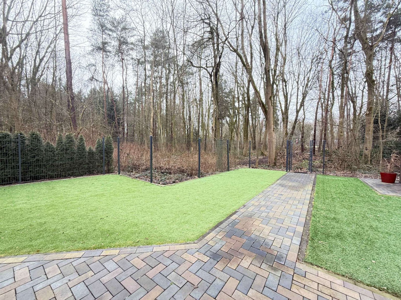 Garten mit Blick zum Wald