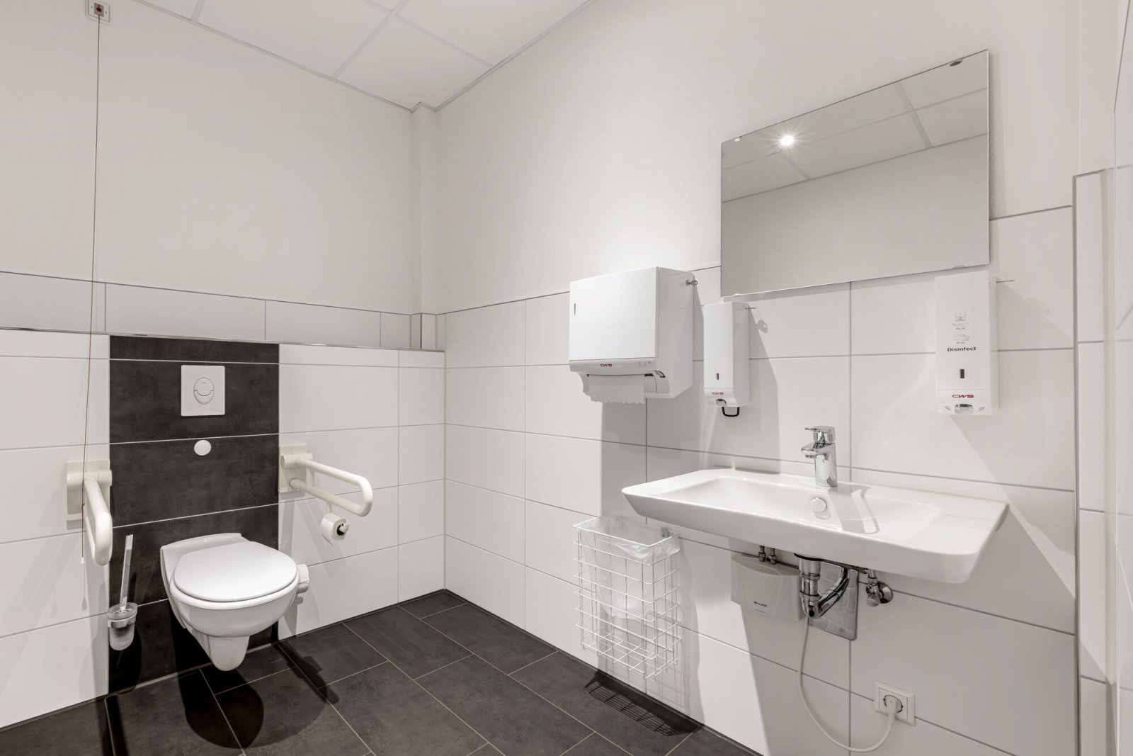 barrierearmes WC Erdgeschoss