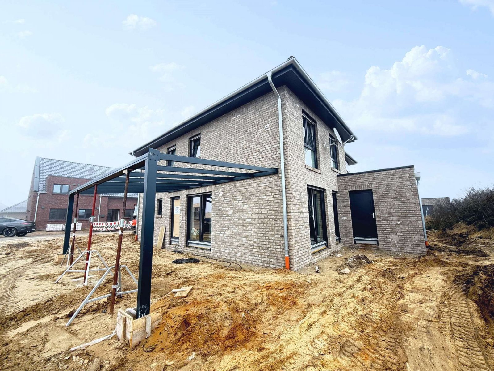 Hausansicht mit Carport