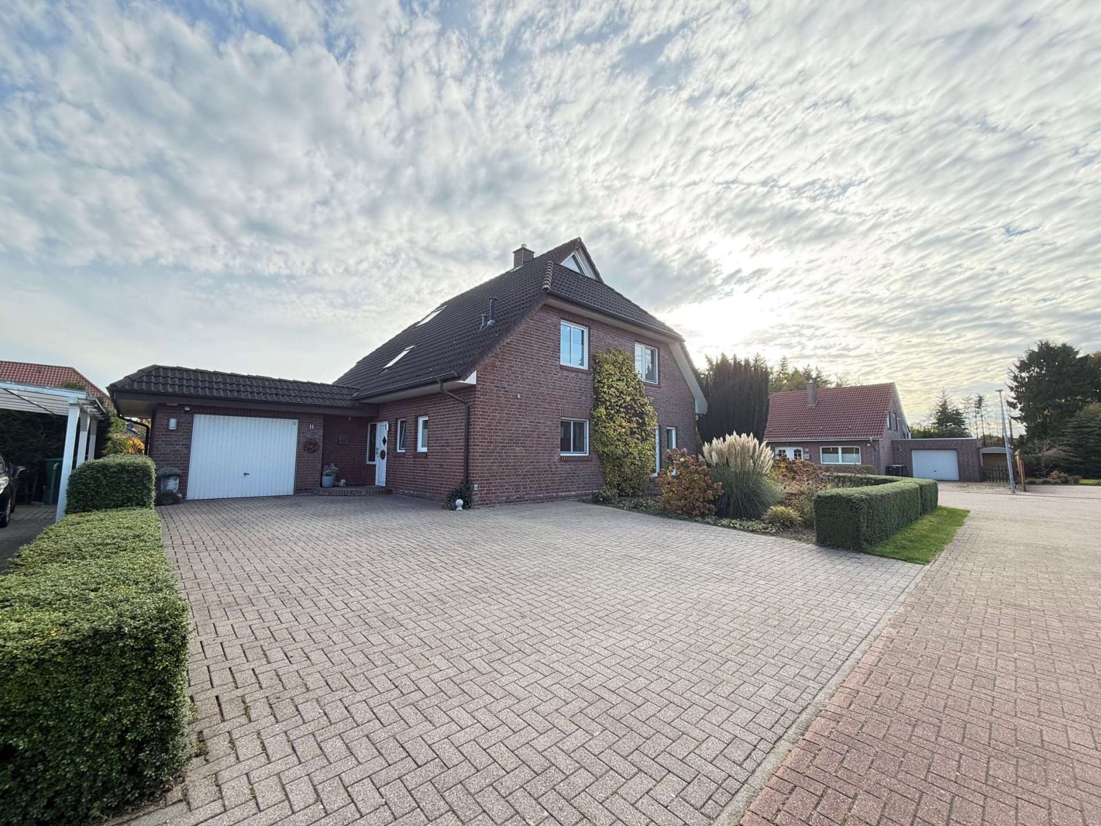 Hausansicht mit Garage