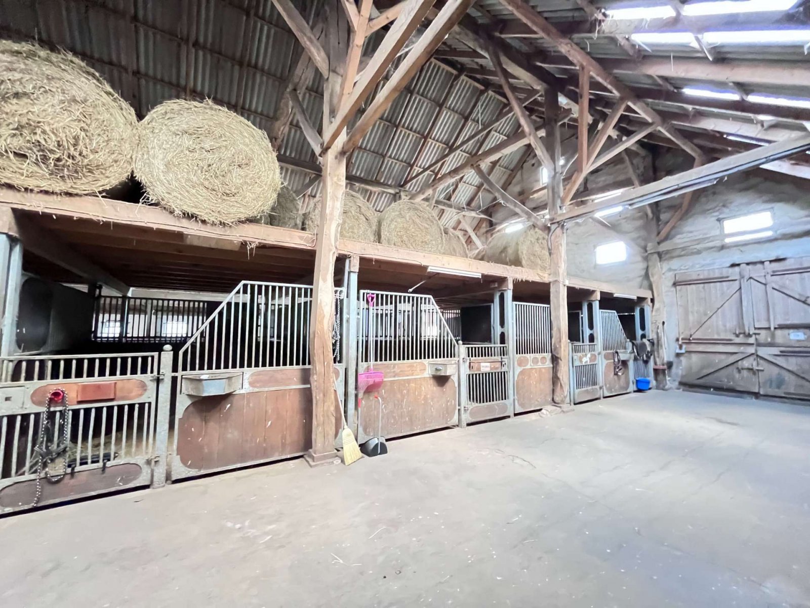 Stallgebäude mit Pferdeboxen