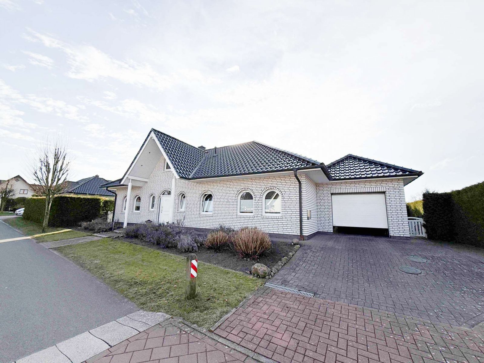 Weißer Top-Bungalow