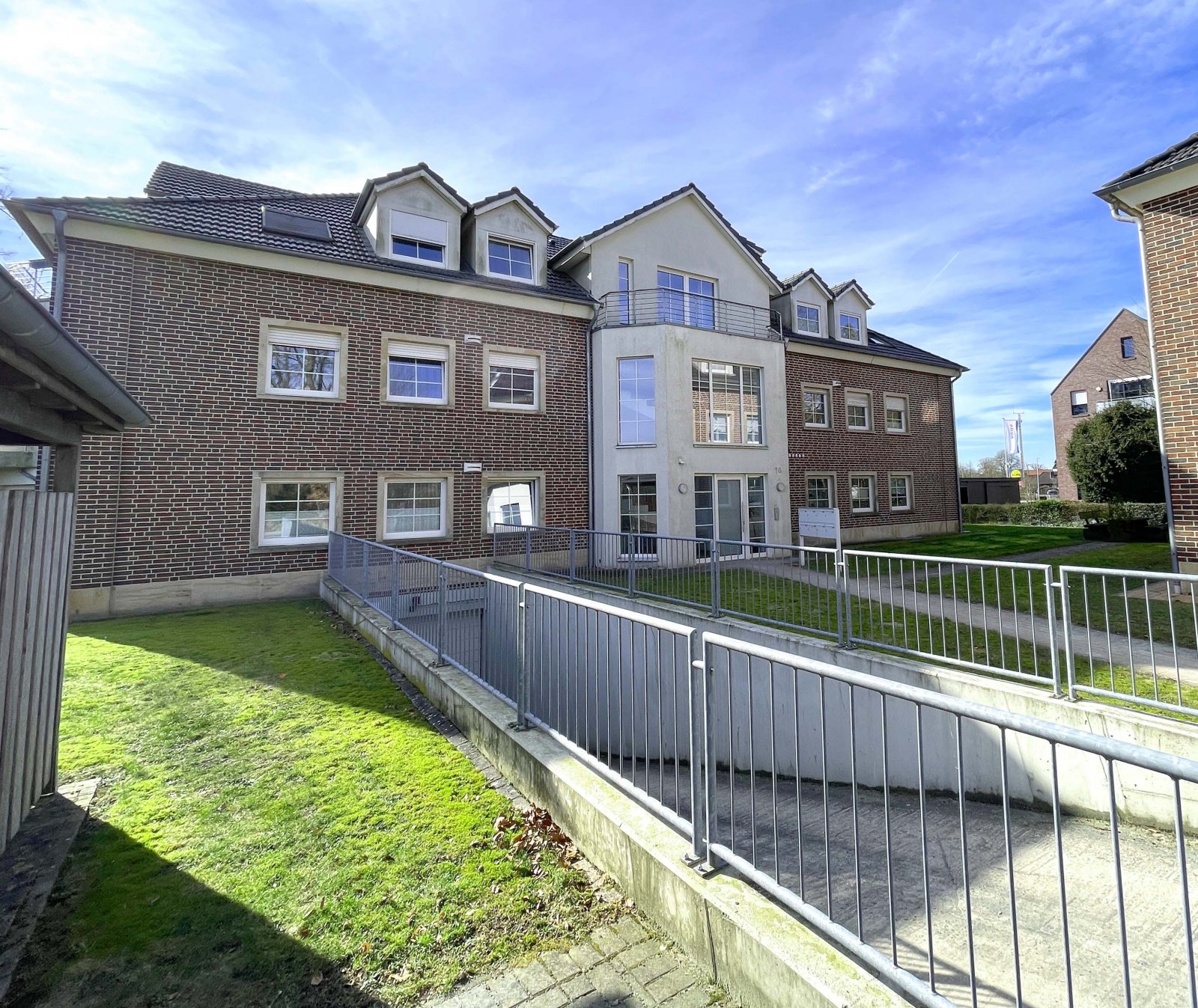 Vorderansicht mit Einfahrt Tiefgarage