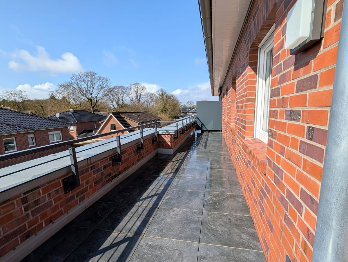 Dachterrasse umschließt die gesamte Wohnung