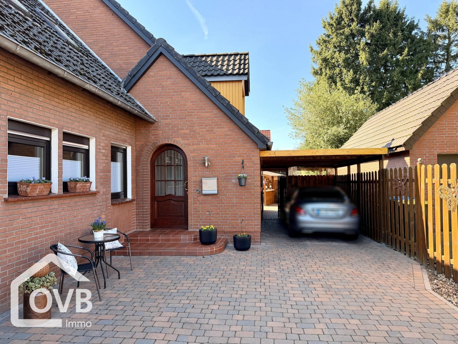 Eingang hinteres, neueres Haus, Carport