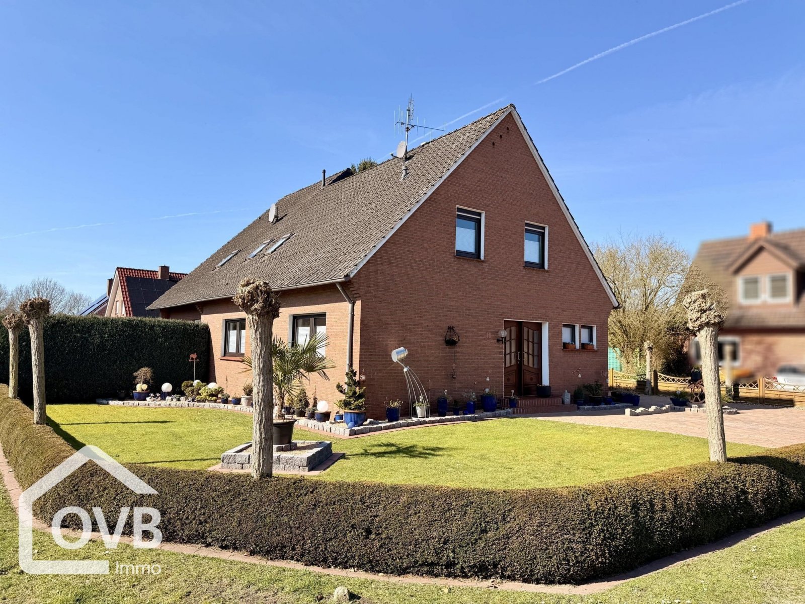 Straßenansicht vorderes, älteres Haus