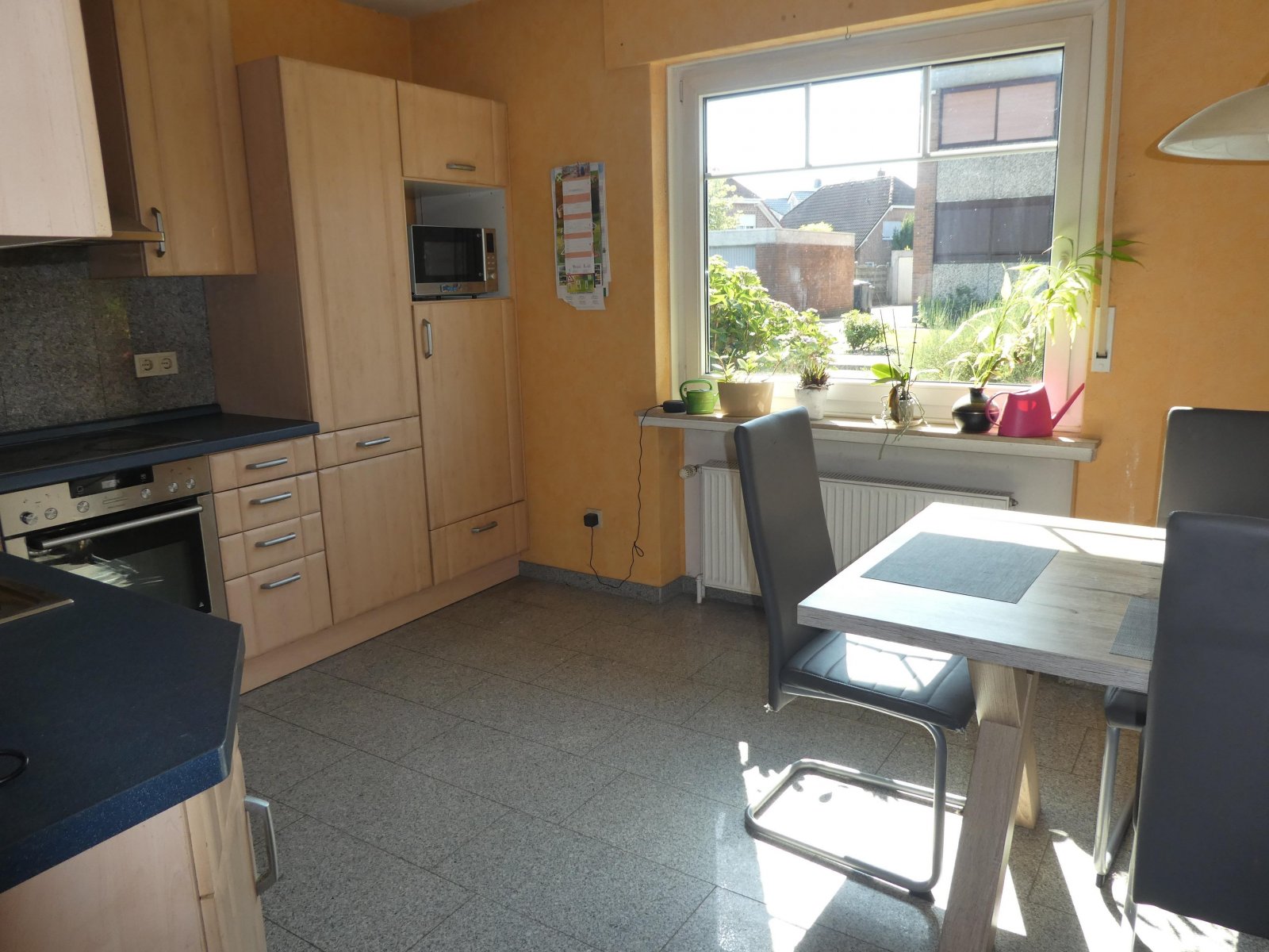 Küche mit Einbauküche