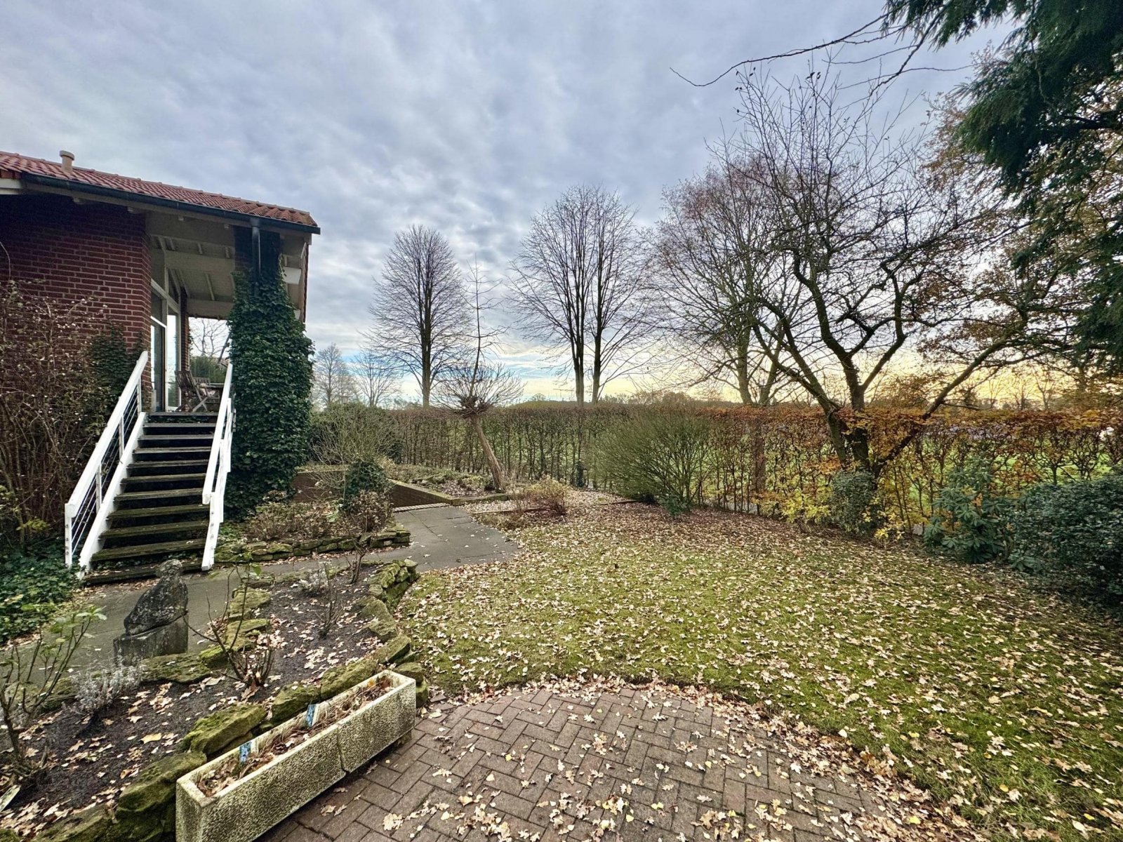 Treppe zur überdachten Terrasse