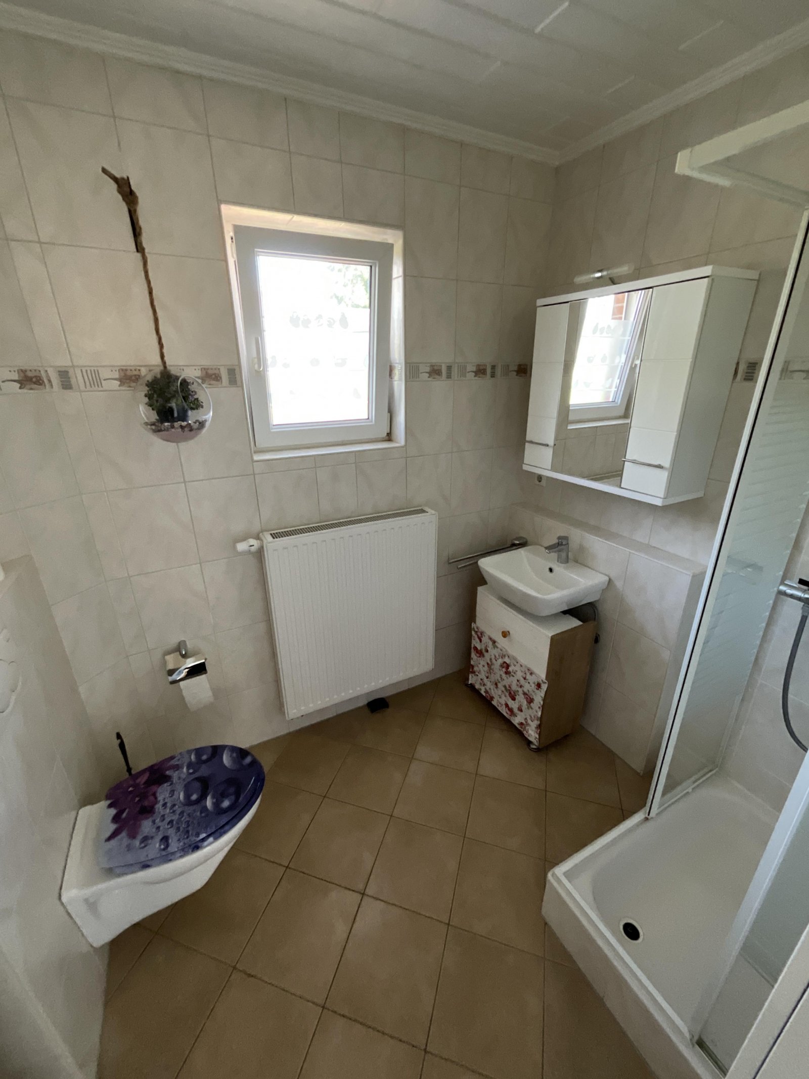 Badezimmer mit Dusche im Erdgeschoss