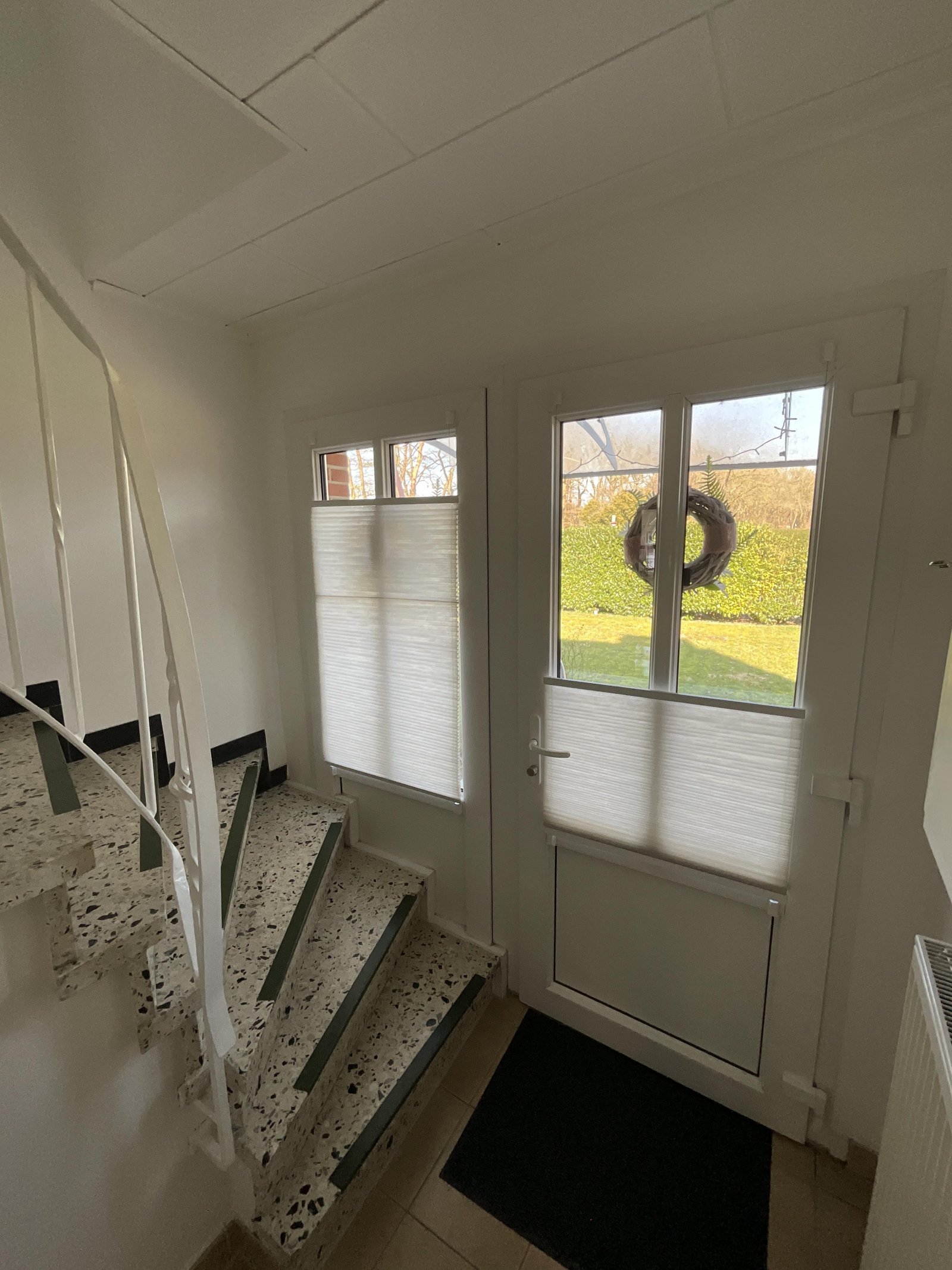 Hauseingang und Treppe zum Dachgeschoss