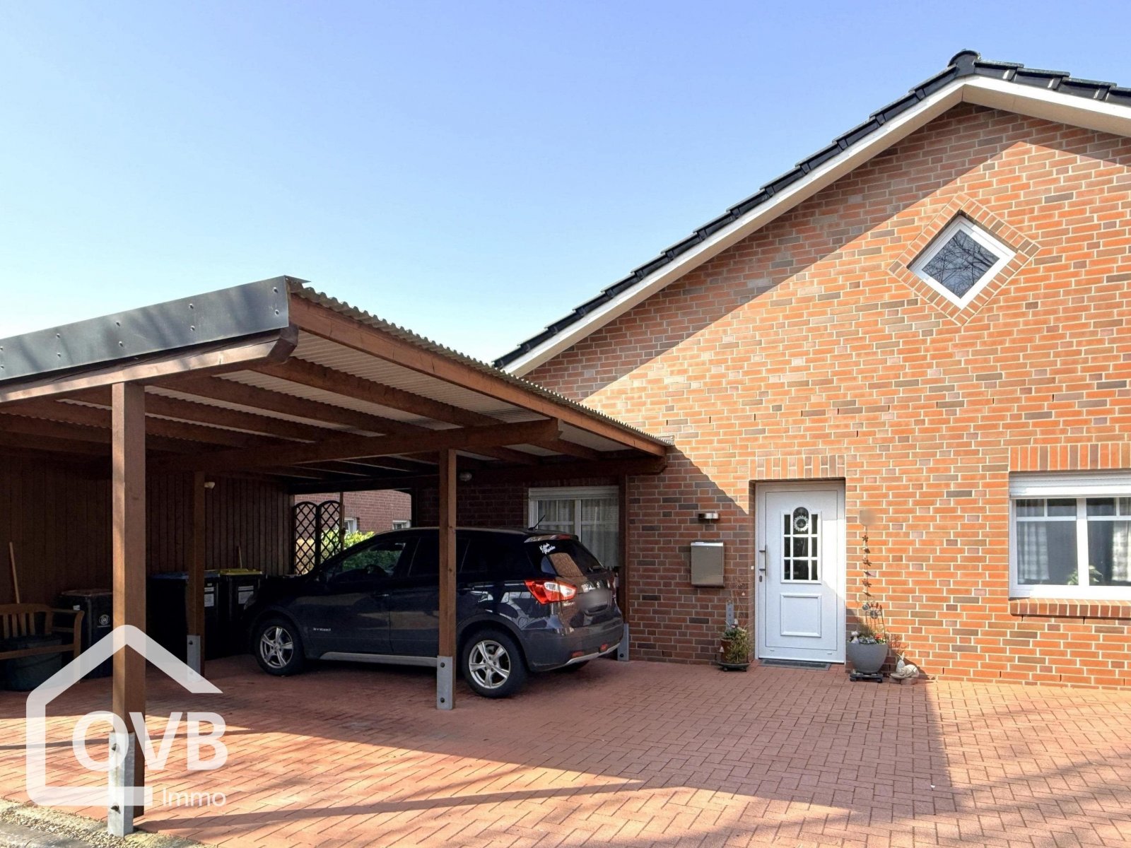 Vorderansicht mit Carport