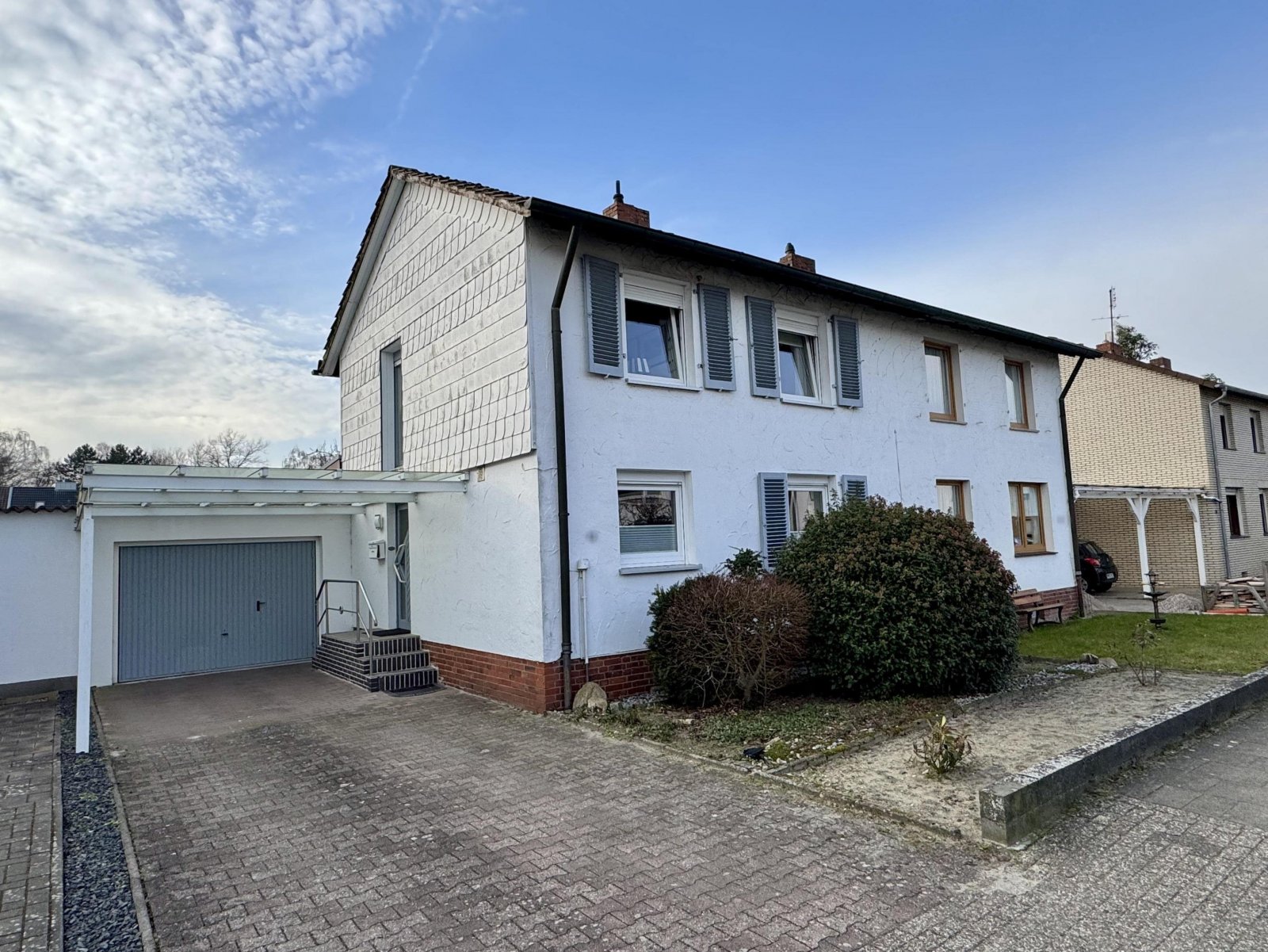 Straßenansicht seitlich