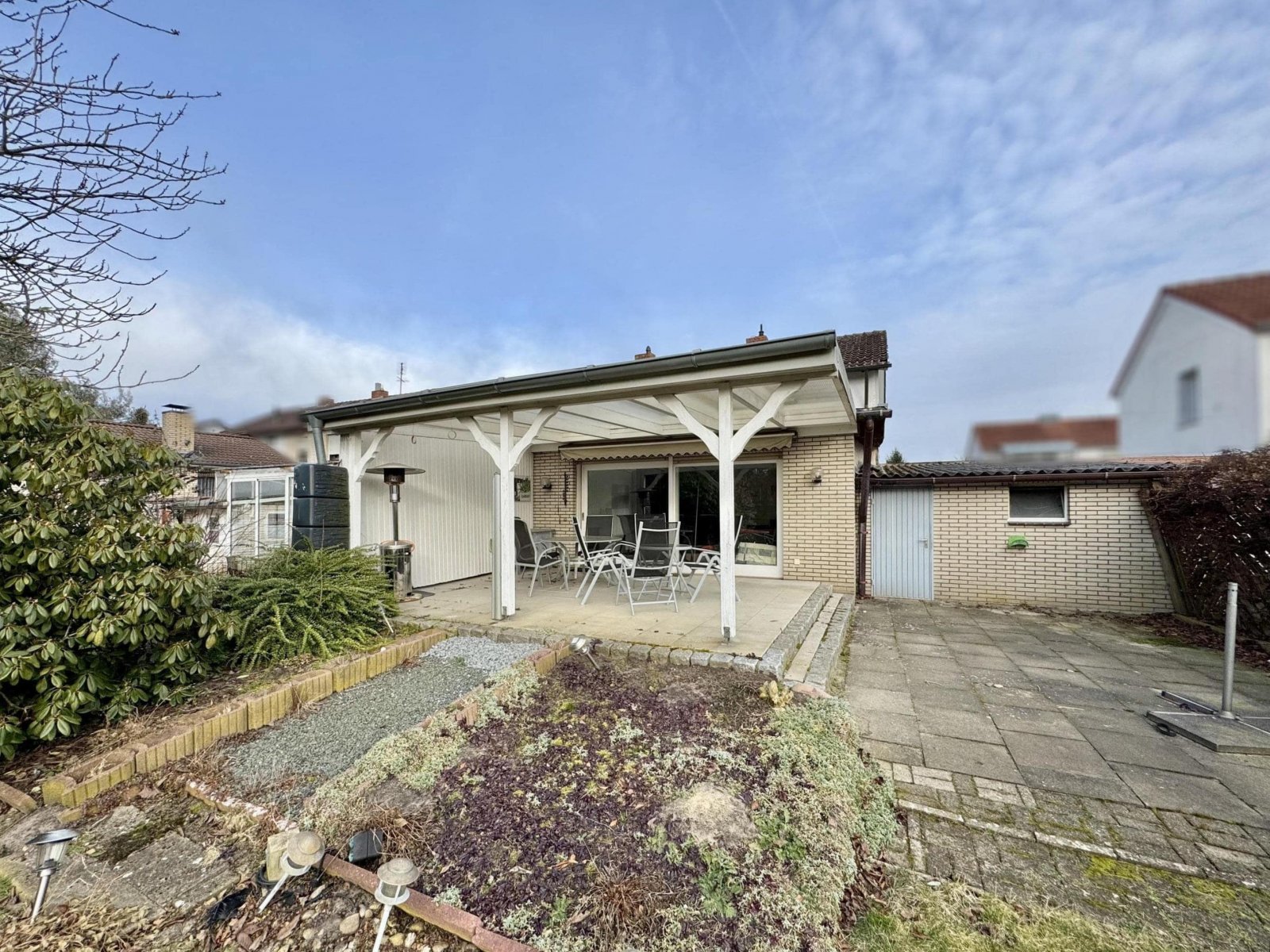 Überdachte Terrasse mit Gartenstück