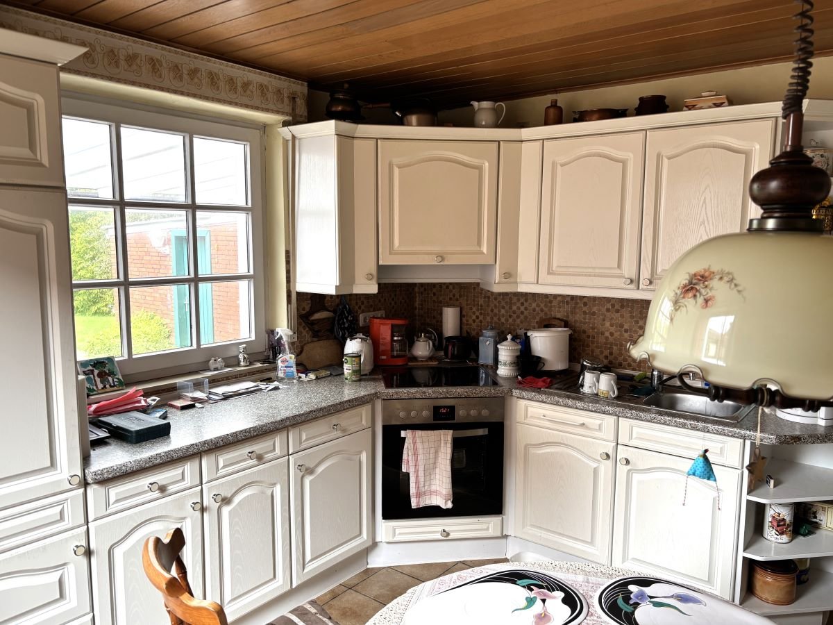 helle Küche mit Einbauküche