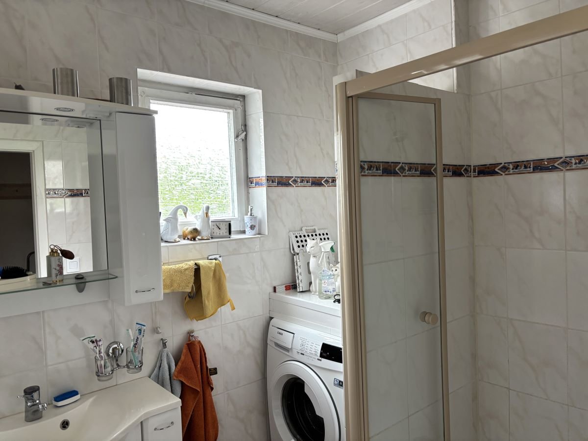 mit Waschmaschinenanschluss