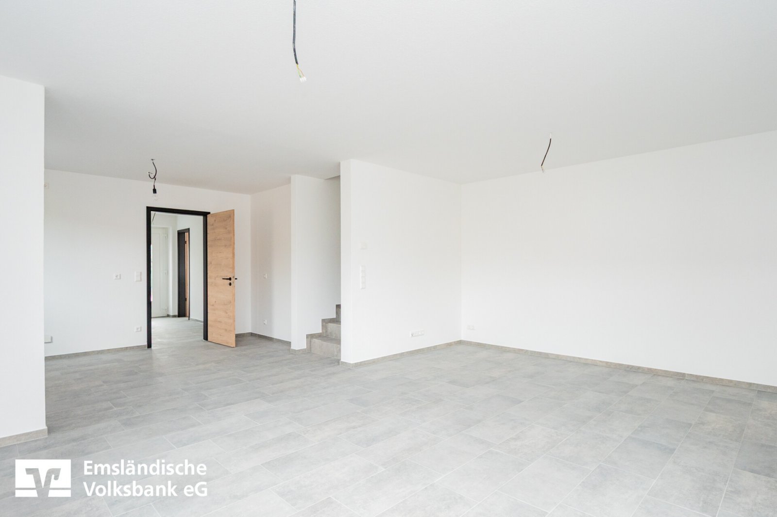 Wohn- und Esszimmer mit offener Küche