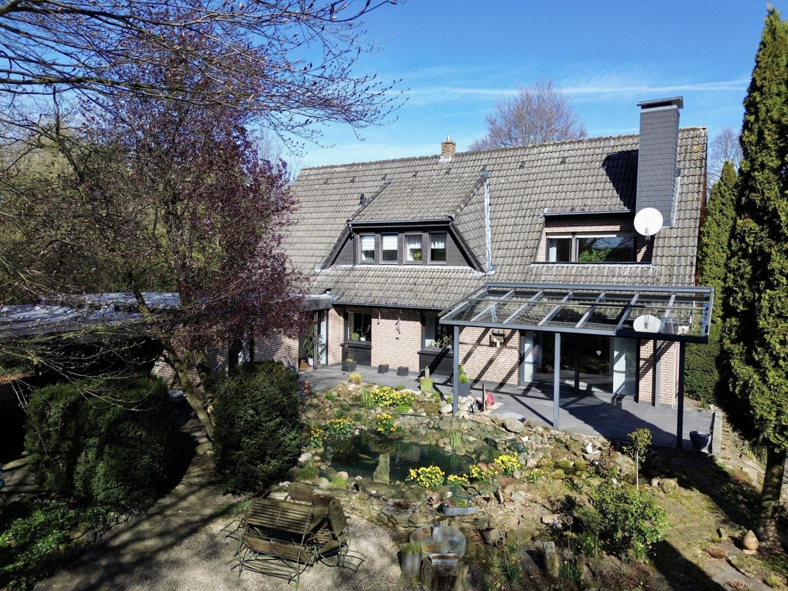 Wietmarschen: Gepflegtes Zweifamilienhaus mit großem Südgrundstück 