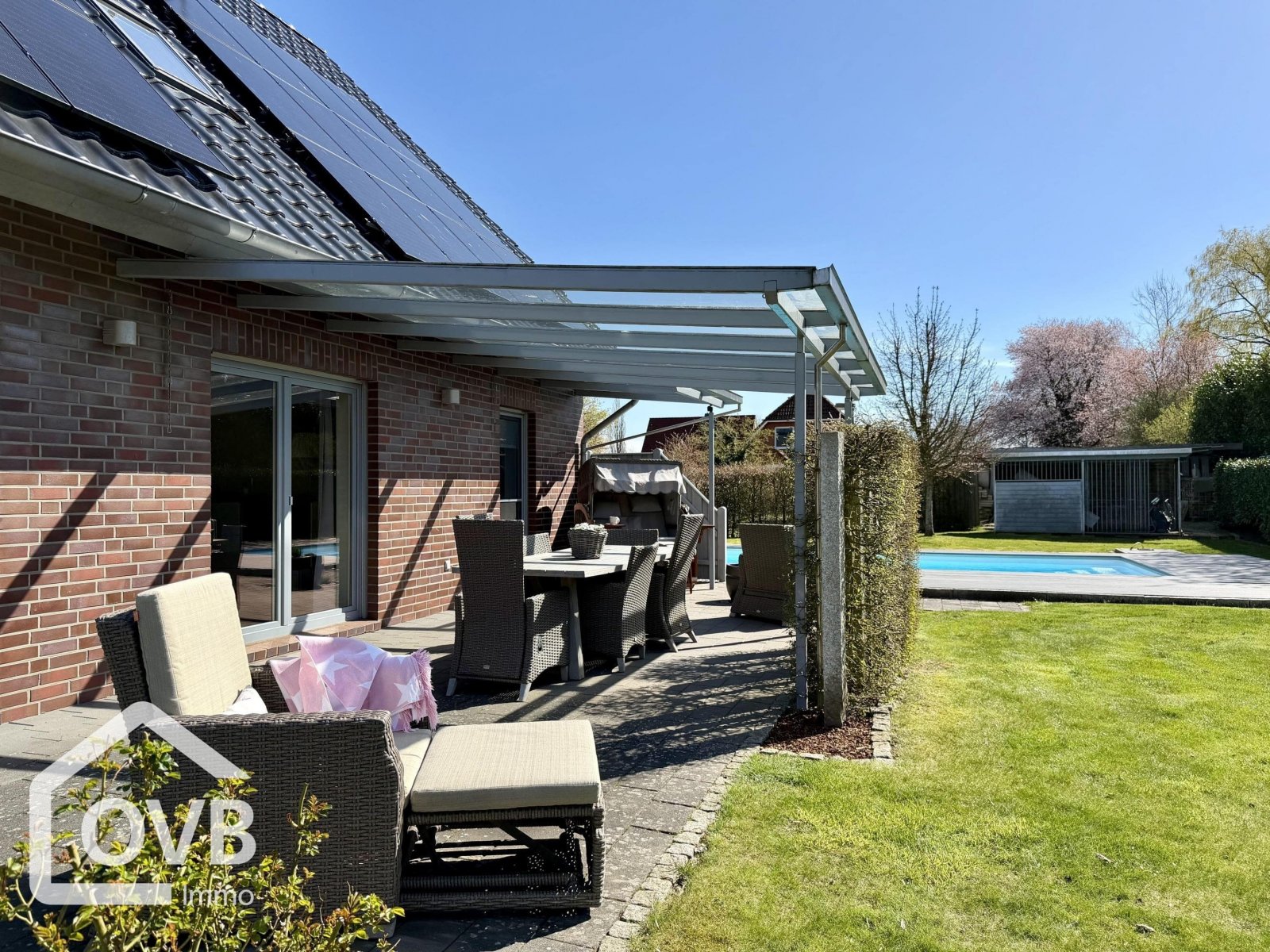 Terrasse mit Außenanlagen