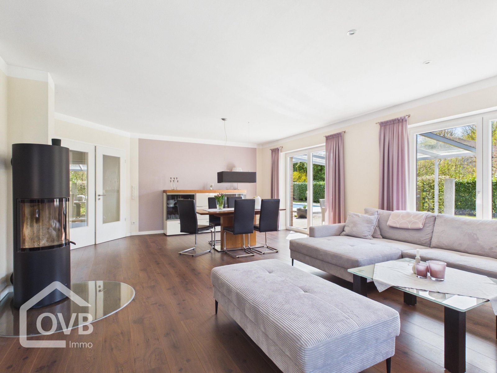 EG: Wohn-/Esszimmer mit Kamin