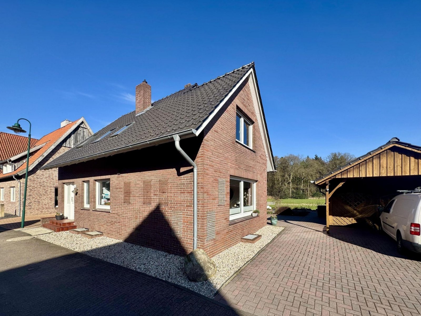 Straßenansicht seitlich