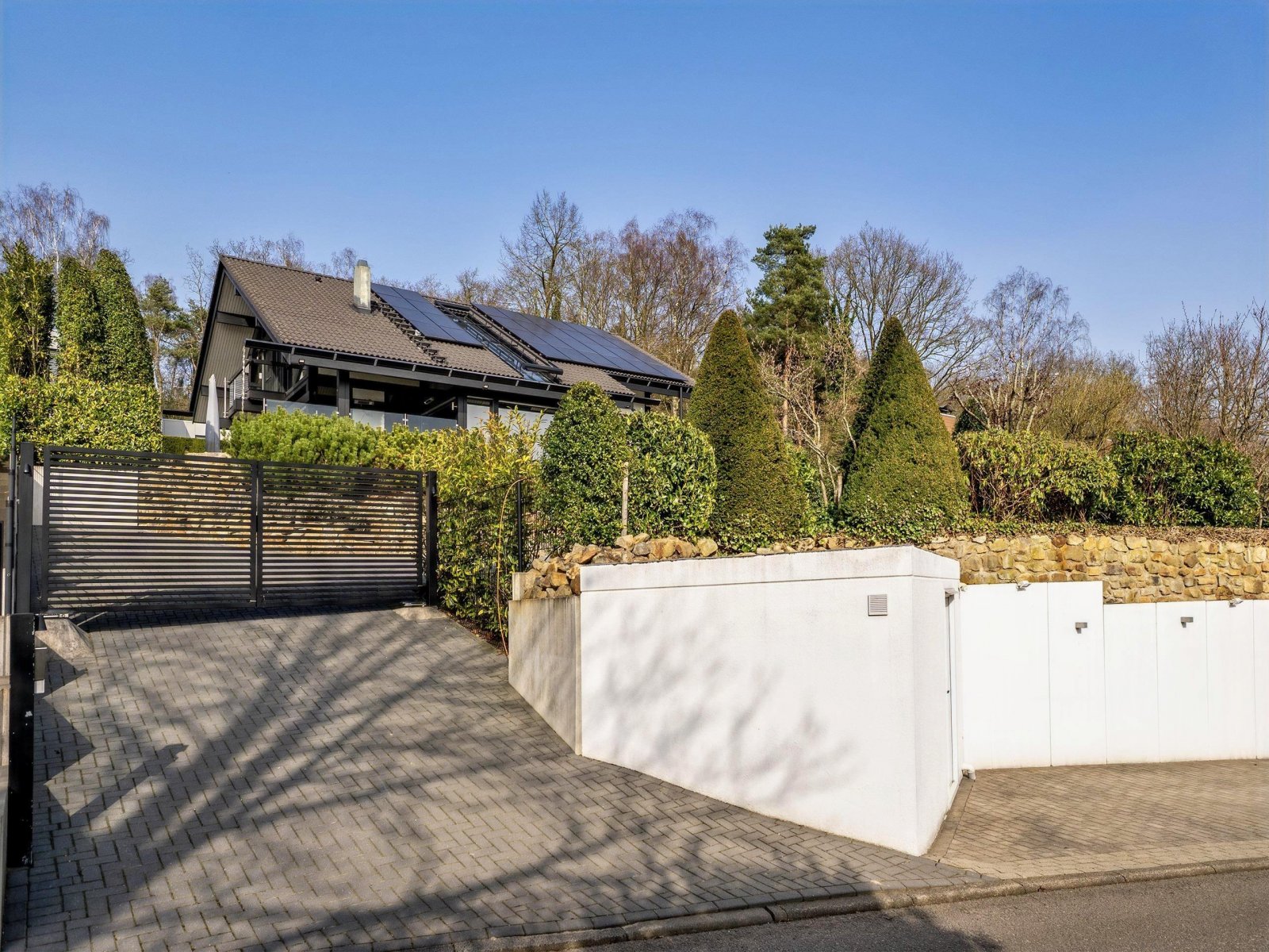 Auffahrt + Geräteraum