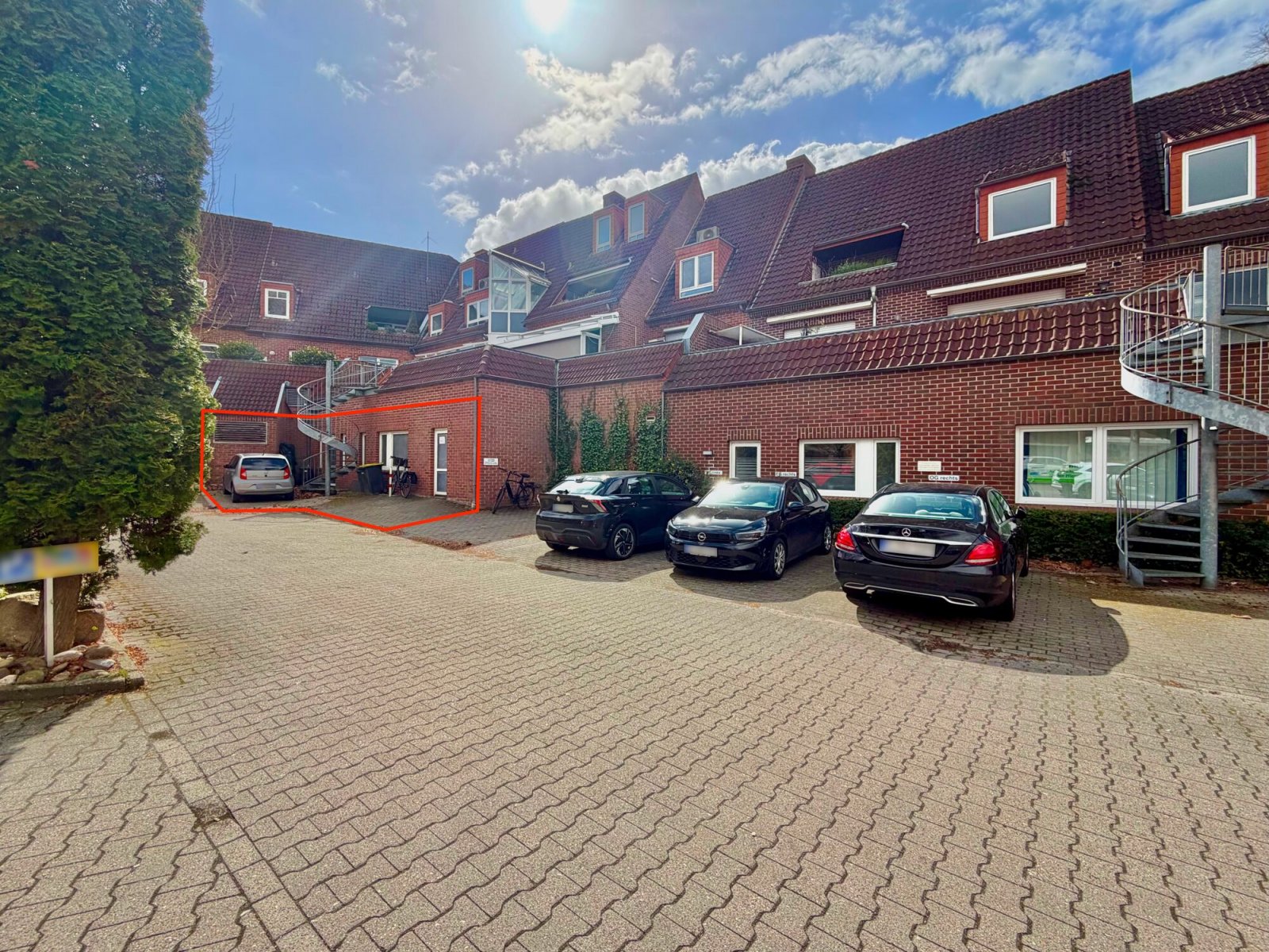 Hinterhof mit Parkplatz