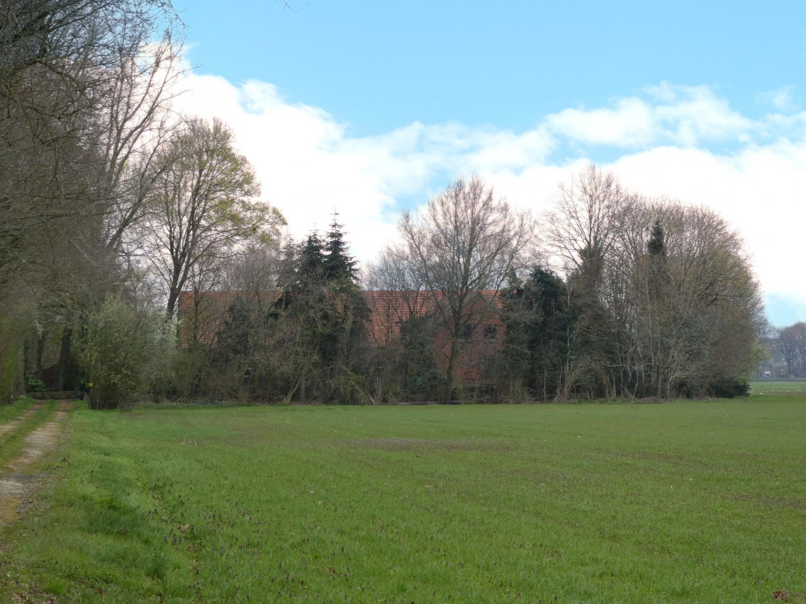 Blick von der Straße zum Hof