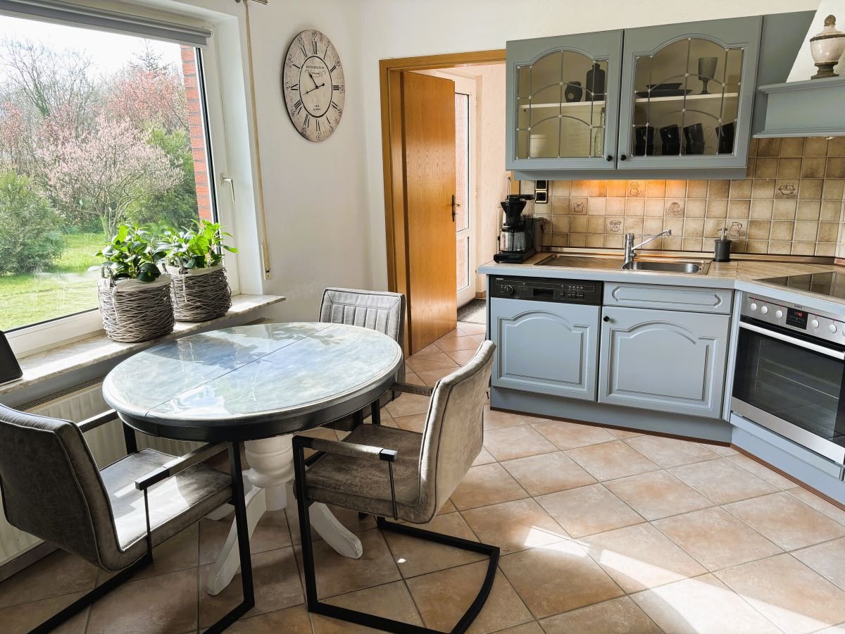 Küche mit Einbauküche