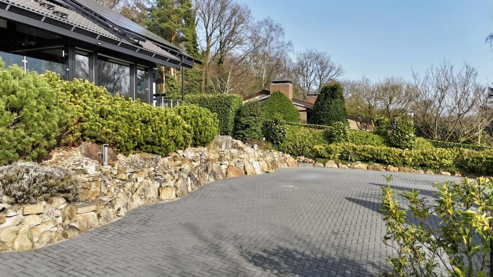 Auffahrt / Stellplätze