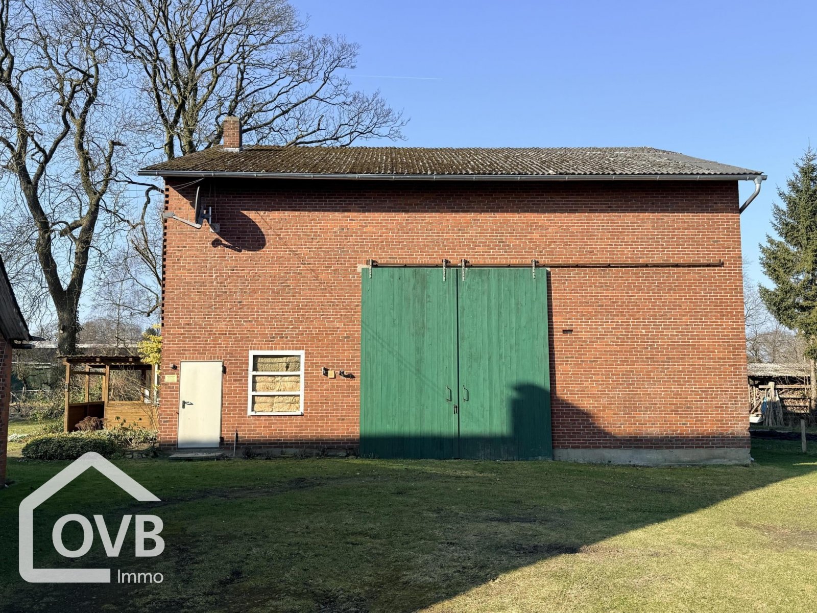 Scheune mit Gartenlaube: Vorderansicht