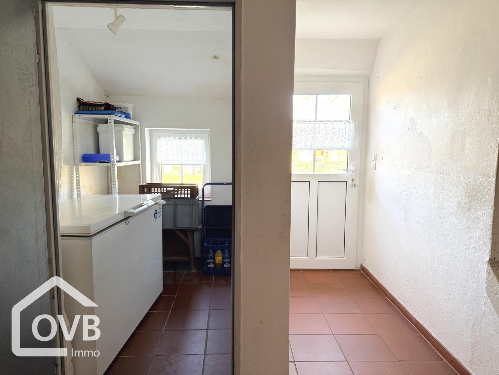 HWR/Speisekammer und Flur beim Nebeneingang